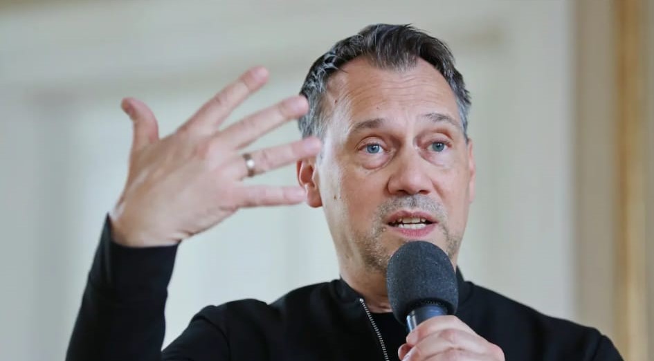 Fitzek gestikulierend