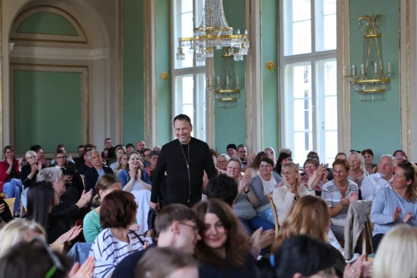Der Autor durchquert den Saal.