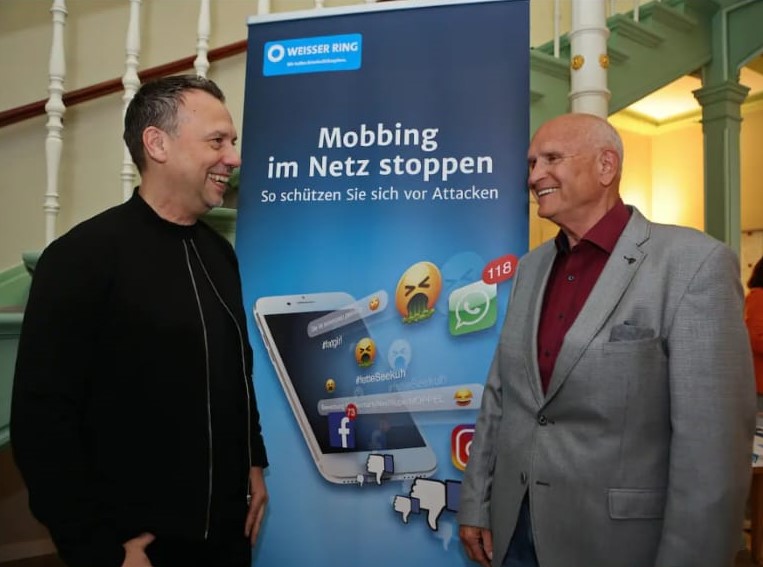 Matthias Hoehne begrüßt Sebastian Fitzek