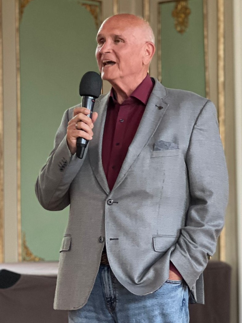 Matthias Hoehne eröffnet die Veranstaltung.