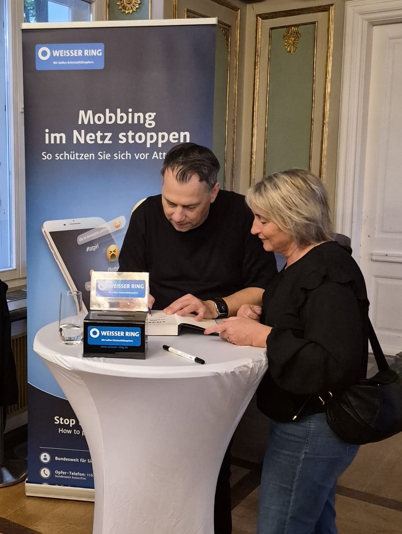 Der Autor beim Signieren eines Buches für eine Leserin